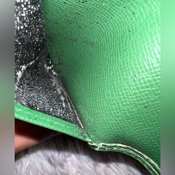 LOUIS VUITTON LV authentic GREEN EPI cardholder wallet PASSPORT HOLDER LIKE NEW - Picture 6 of 11